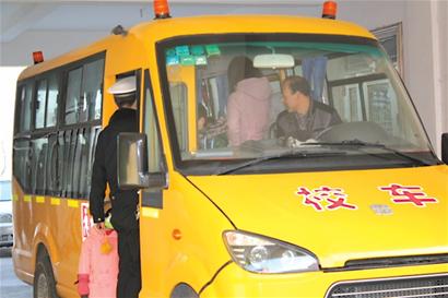 微面刷黃漆戴警燈高仿校車 學(xué)生嚴(yán)重超員