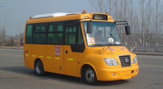 上學路上，大鼻子校車保安全