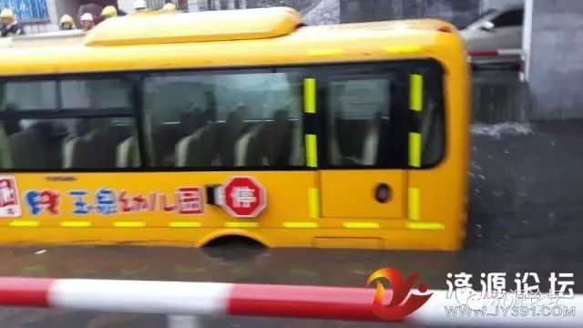 幼兒園校車橋下被淹，網(wǎng)友現(xiàn)場緊急救援