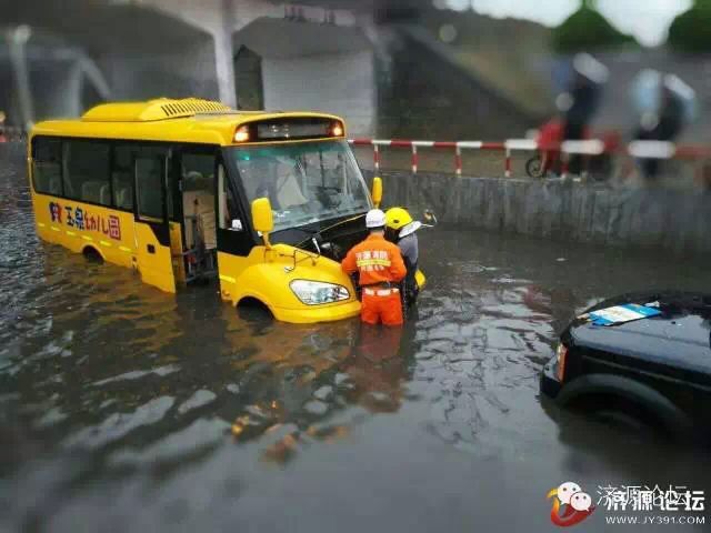 幼兒園校車橋下被淹，網(wǎng)友現(xiàn)場緊急救援