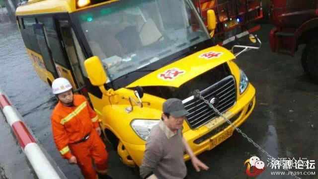 幼兒園校車橋下被淹，網(wǎng)友現(xiàn)場緊急救援