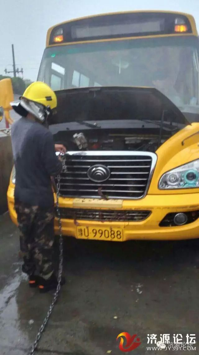 幼兒園校車橋下被淹，網(wǎng)友現(xiàn)場緊急救援