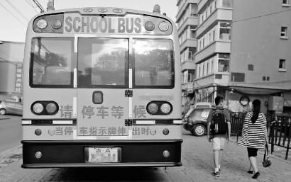 停在街邊的校車。隨著新學期的開始，很多家長發現校車被取消了 新文化記者 孫立國 攝 