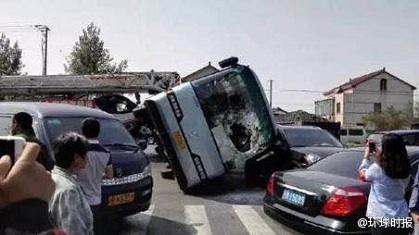 校車側翻被保時捷瞬間托住 44名學生僅一人受輕傷