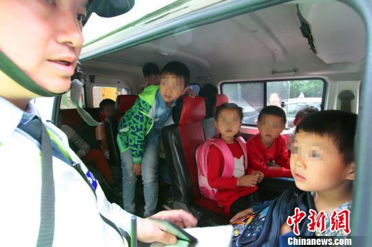 超載“黑校車”擠了12個小學(xué)生 朱華剛 攝