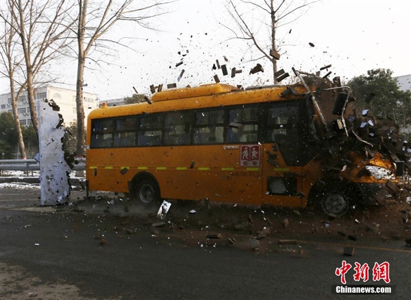 直擊國(guó)內(nèi)校車安全測(cè)試：高速撞墻而過不壞