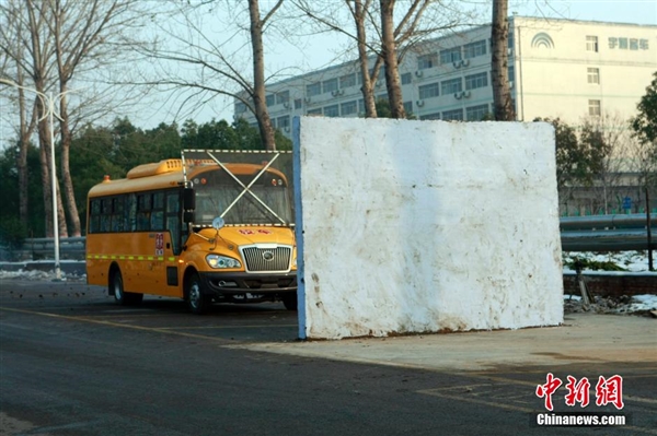 直擊國(guó)內(nèi)校車安全測(cè)試：高速撞墻而過不壞