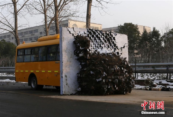 直擊國(guó)內(nèi)校車安全測(cè)試：高速撞墻而過不壞