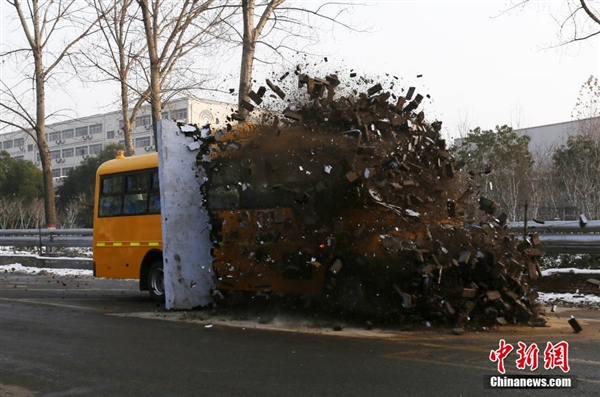 直擊國(guó)內(nèi)校車安全測(cè)試：高速撞墻而過不壞