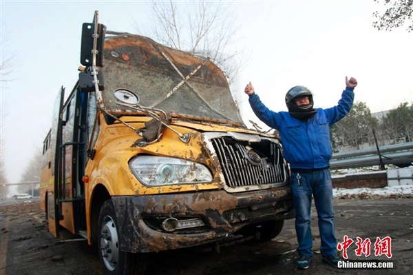 直擊國(guó)內(nèi)校車安全測(cè)試：高速撞墻而過不壞