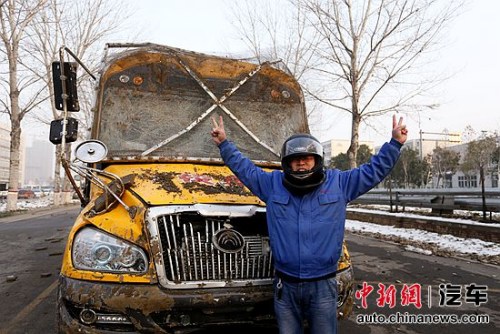 撞擊后能正常開啟車門 宇通校車成功挑戰(zhàn)撞墻測試