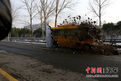 撞擊后能正常開啟車門 宇通校車成功挑戰(zhàn)撞墻測試