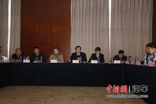 撞擊后能正常開啟車門 宇通校車成功挑戰(zhàn)撞墻測試