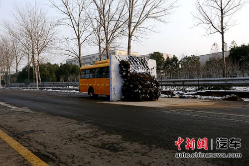 撞擊后能正常開啟車門 宇通校車成功挑戰(zhàn)撞墻測試