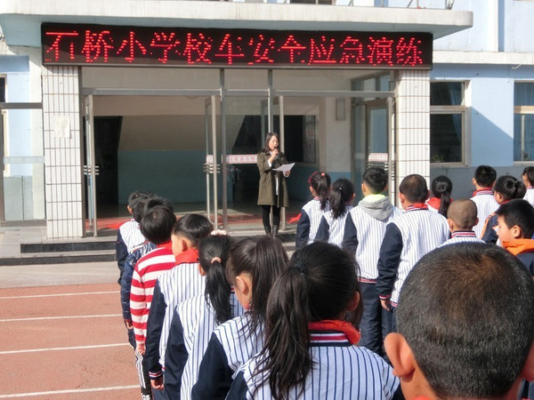 遼寧法庫縣石橋小學(xué)開展“校車應(yīng)急疏散演練”體驗教育活動