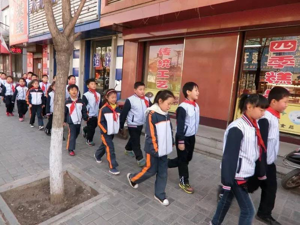 遼寧法庫縣石橋小學(xué)開展“校車應(yīng)急疏散演練”體驗教育活動