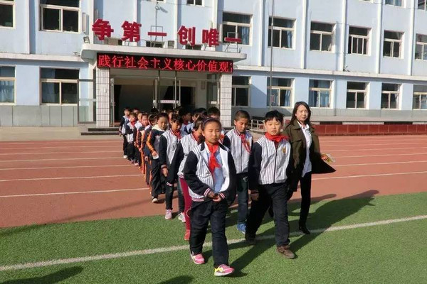 遼寧法庫縣石橋小學(xué)開展“校車應(yīng)急疏散演練”體驗教育活動