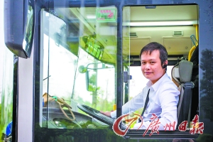 華農(nóng)一校車(chē)司機(jī)貌似明星側(cè)田 微博有7000多名粉絲