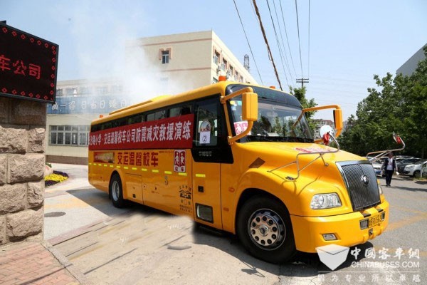 防震演習(xí)進(jìn)校園，宇通校車變身救援“擎天柱”