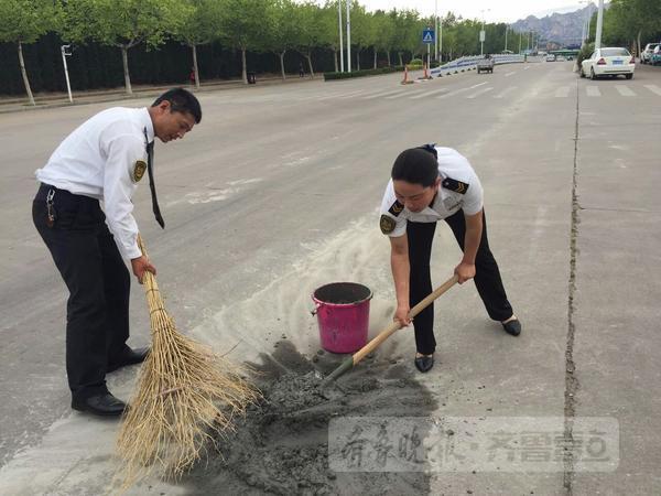 水泥石子灑一路，校車司機客串“清潔工”
