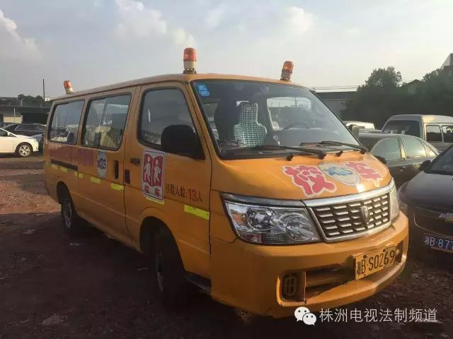 湖南株洲某幼兒園校車超載，司機(jī)態(tài)度令人唏噓