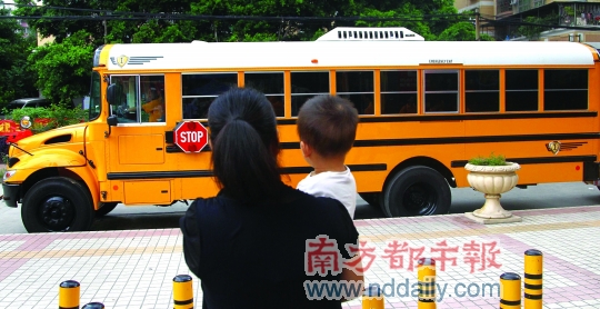 市民對美國校車充滿好奇，擔心車費太高“坐不起”。南都記者馬強攝