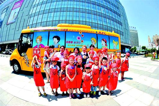 校車開進武漢，只是這個校車有點兒神