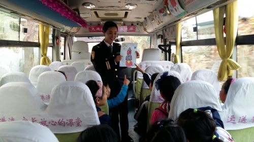 隨車照管員王帥為大家講解神州11號(hào)飛船發(fā)射成功 (1)