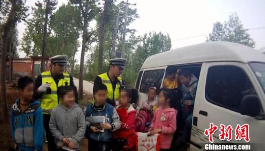 核載8人實載21人 河南鎮(zhèn)平一黑校車司機被刑拘