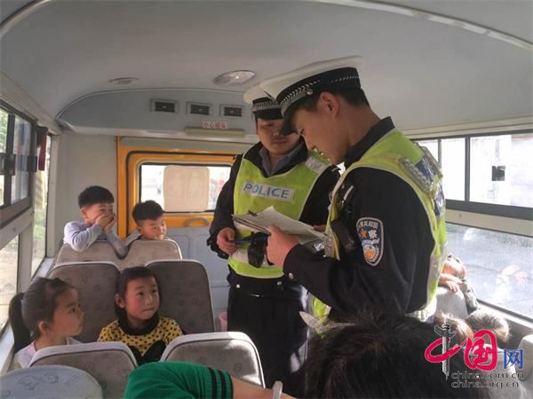 河南開(kāi)封土柏崗嚴(yán)管校車 家長(zhǎng)很放心