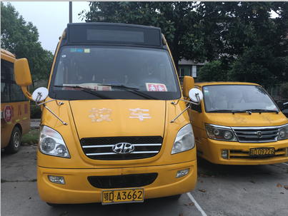 牛先生舉報的鄂DA3662校車，幼兒園一直在使用。王陽 攝