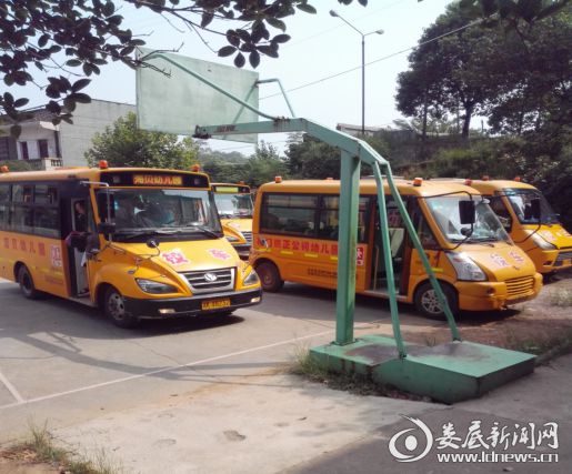 湖南雙峰縣花門鎮(zhèn)過渡期校車退出運營 國標校車全部到崗