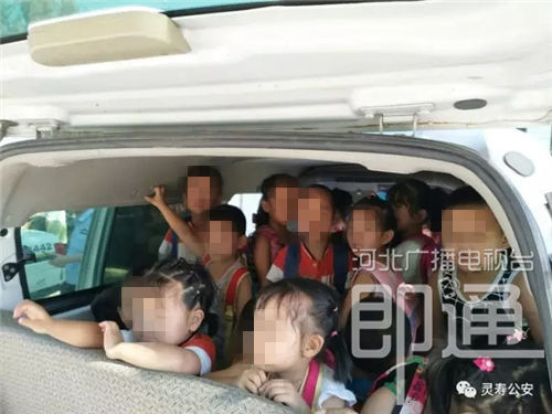 河北石家莊查處一輛黑校車(chē) 僅5座位卻塞進(jìn)35名幼童