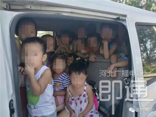 河北石家莊查處一輛黑校車(chē) 僅5座位卻塞進(jìn)35名幼童