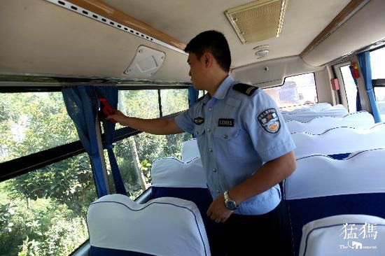 河南鄭州53家幼兒園小學(xué)校車排隊體檢 不合格要處罰