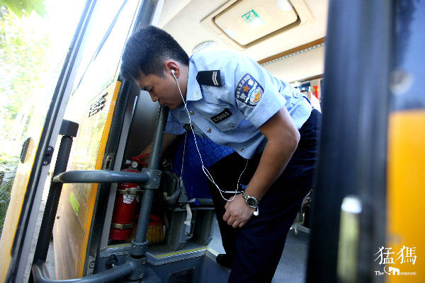 河南鄭州53家幼兒園小學(xué)校車排隊體檢 不合格要處罰