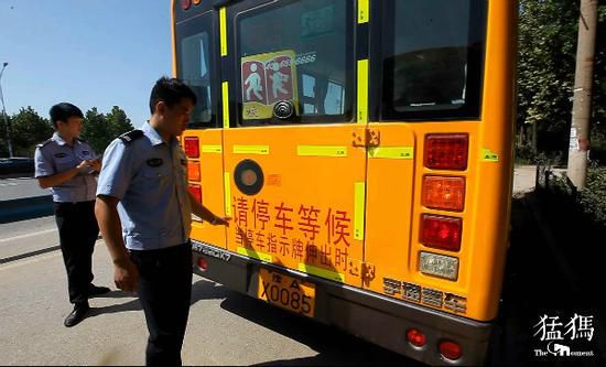 河南鄭州53家幼兒園小學(xué)校車排隊體檢 不合格要處罰
