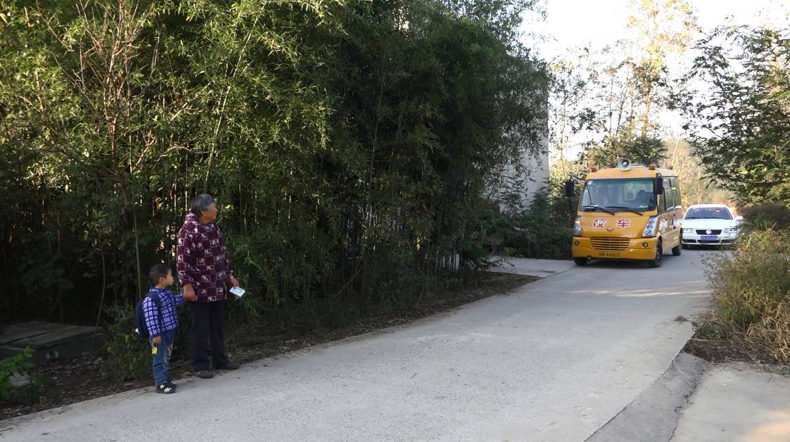在農村，校車已不僅僅是校車