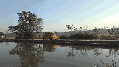 在農村，校車已不僅僅是校車