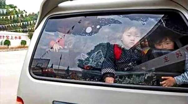 為人父母的你們，看到這樣的校車，還會安心讓孩子去讀書嗎