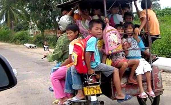 為人父母的你們，看到這樣的校車，還會安心讓孩子去讀書嗎