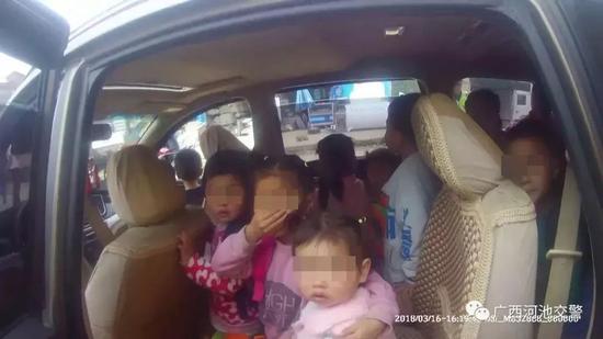 廣西一校車核載7人實載16人！超載上路太危險