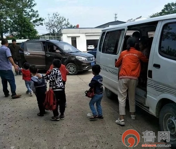 兩輛“黑校車”私自改裝、超載學(xué)生被查獲