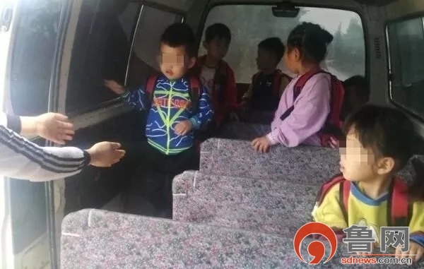 兩輛“黑校車”私自改裝、超載學(xué)生被查獲