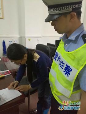 江西九江：保障幼兒上下學(xué)乘車平安 交警給校車責(zé)任人念起“緊箍咒”