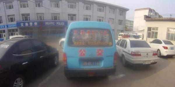黑校車超員100%，車內(nèi)座椅全被拆