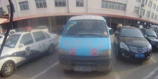黑校車超員100%，車內(nèi)座椅全被拆