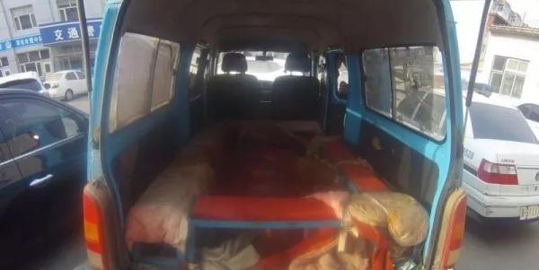黑校車超員100%，車內(nèi)座椅全被拆