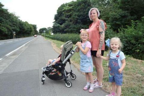 英國：校車沒用？英國母親每天步行11公里送娃上學