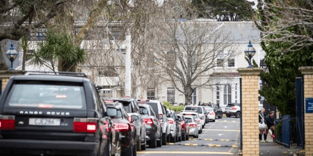 校車被取消家長被迫送孩子上下學，路上越來越堵真是AT部門要的結果嗎？